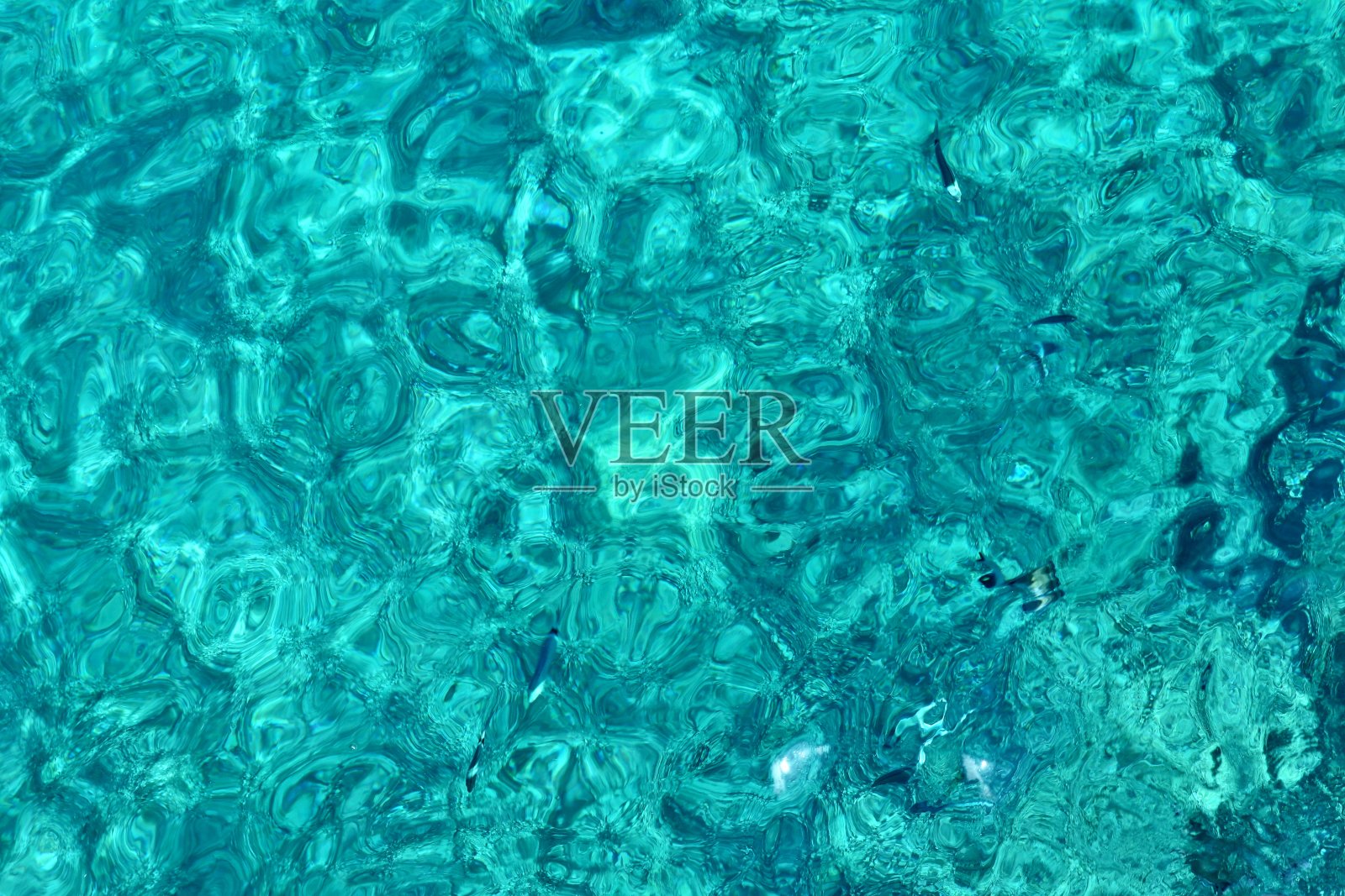 伊兰托-海湾底部的悬崖照片摄影图片