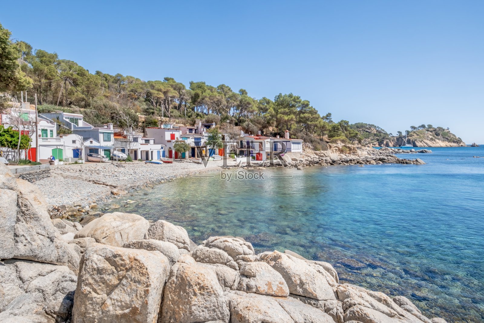 Cala S'Alguer是赫罗纳布拉瓦海岸的一个小渔村。地中海，在一个岩石海滩的岸边。照片摄影图片