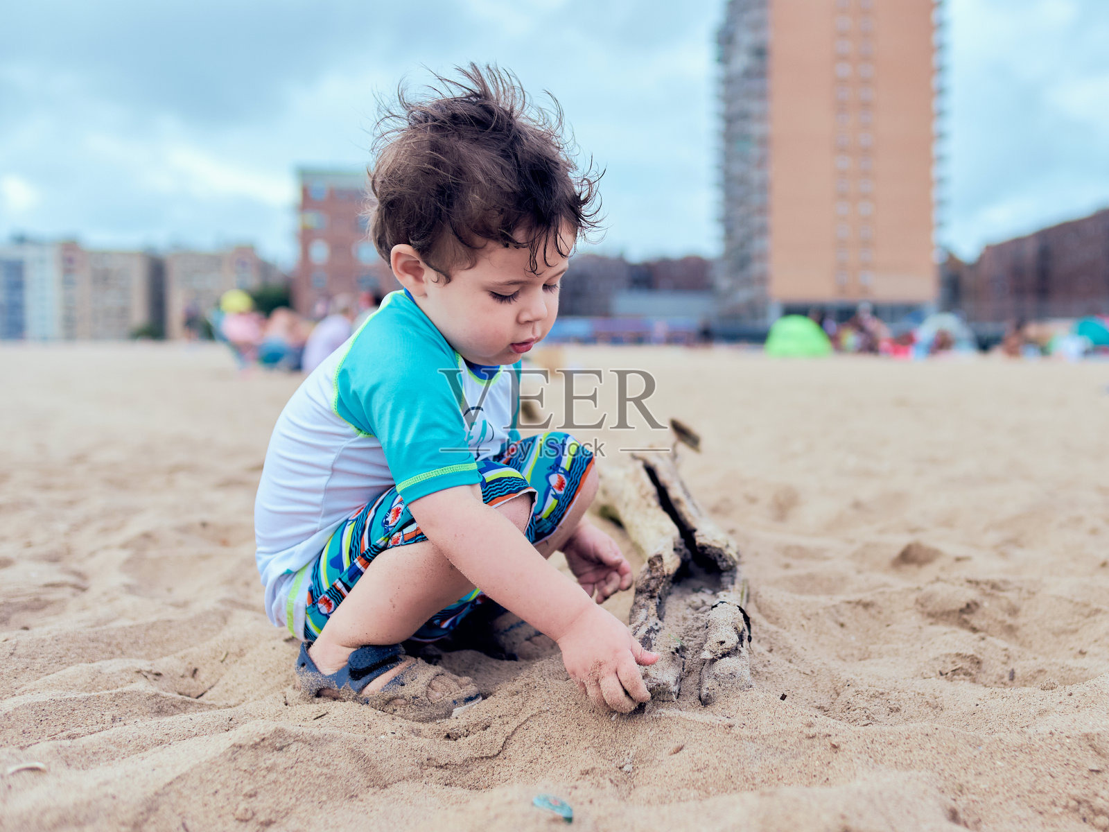 可爱的小孩在沙滩上玩耍照片摄影图片