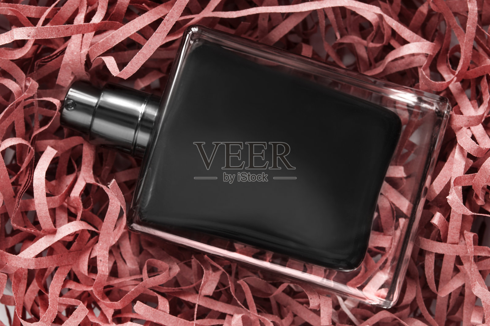 用碎纸包着的香水瓶照片摄影图片