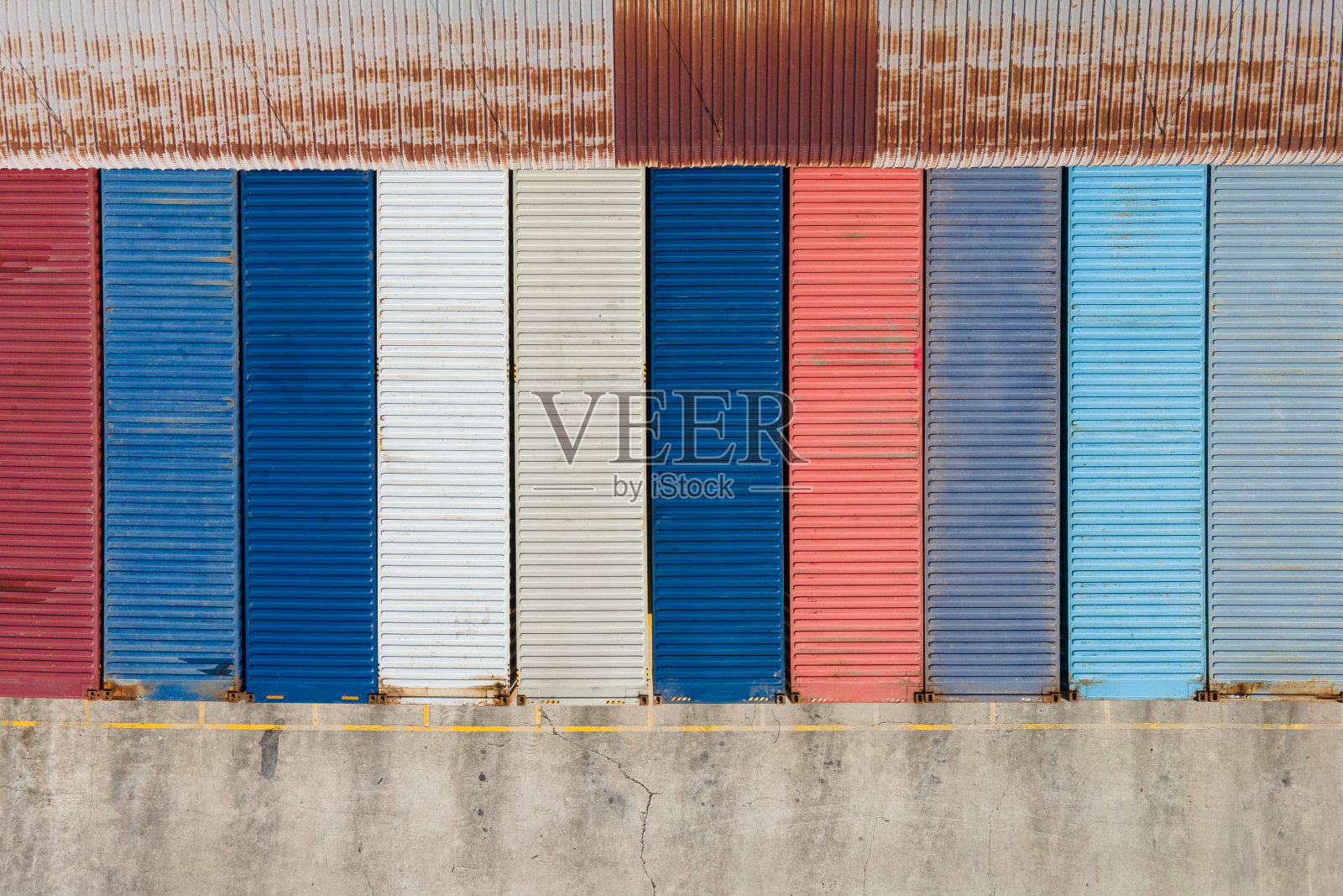 集装箱停放在仓库的鸟瞰图照片摄影图片
