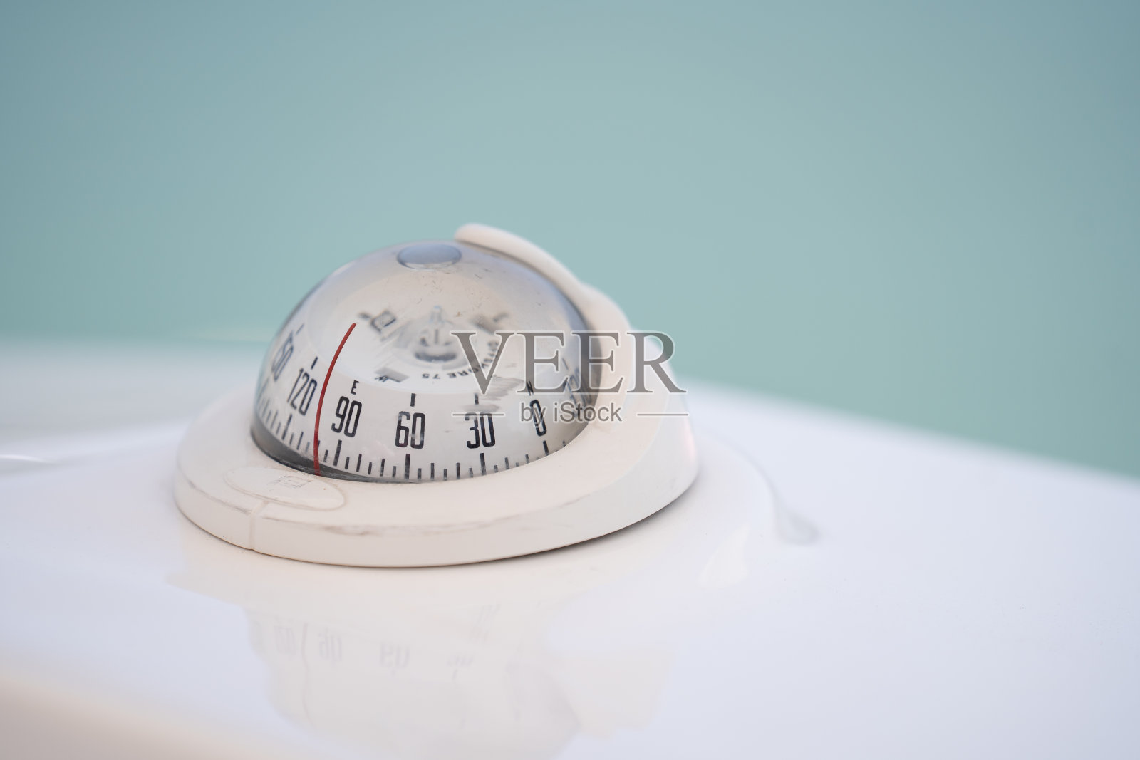 游艇快艇舱内的陀螺罗盘。照片摄影图片