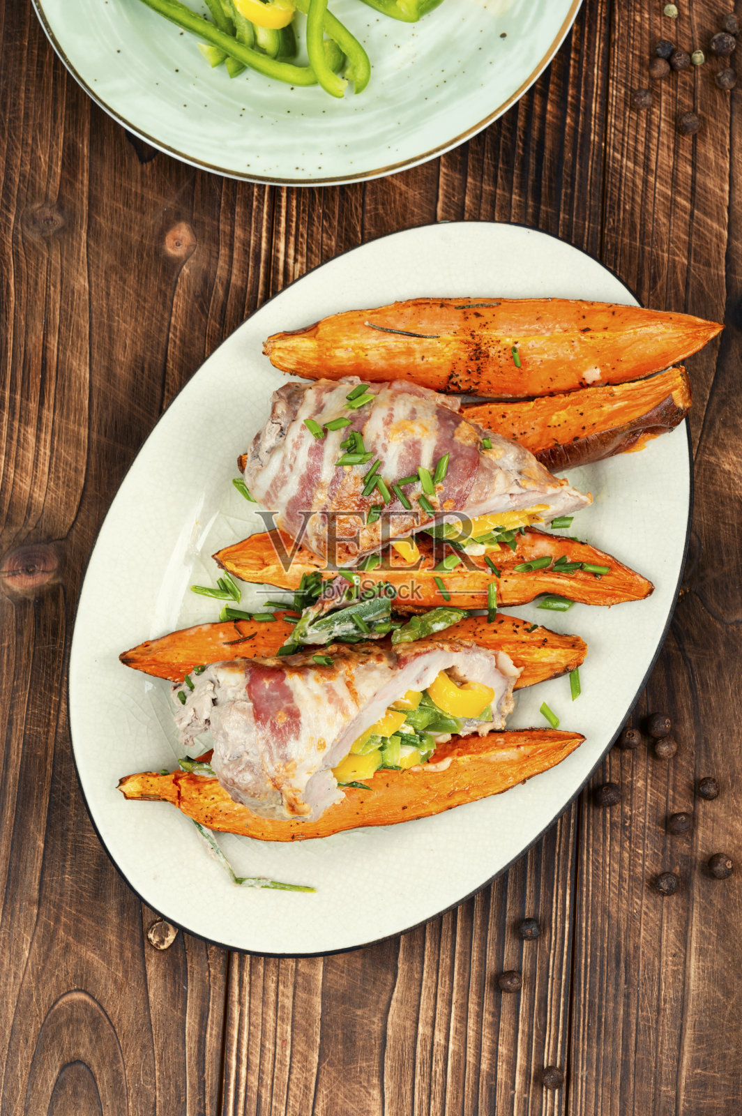 肉卷和烤红薯。照片摄影图片