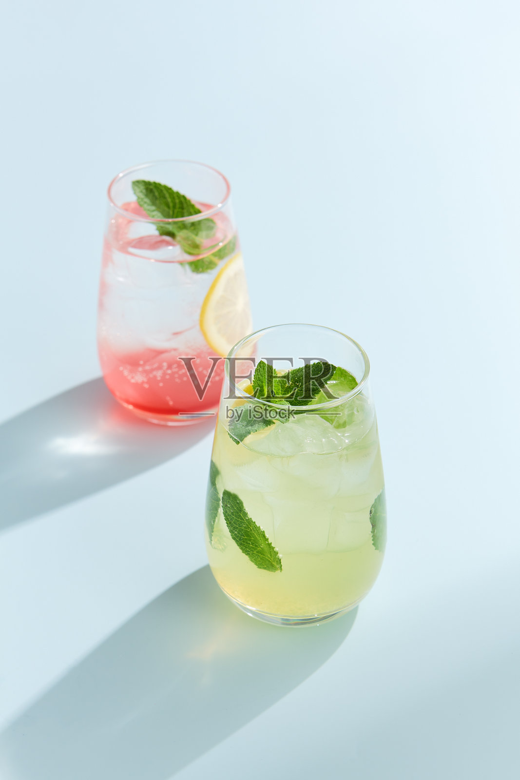 清爽无酒精莫吉托柠檬水配薄荷和柠檬片照片摄影图片