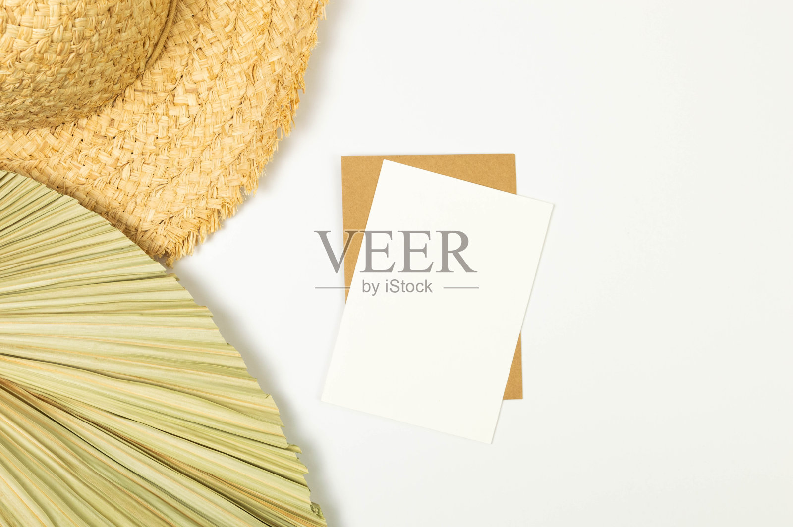 草帽，干棕榈叶和卡片在白色背景上的俯视图。夏季时尚、度假、沙滩壁纸。照片摄影图片