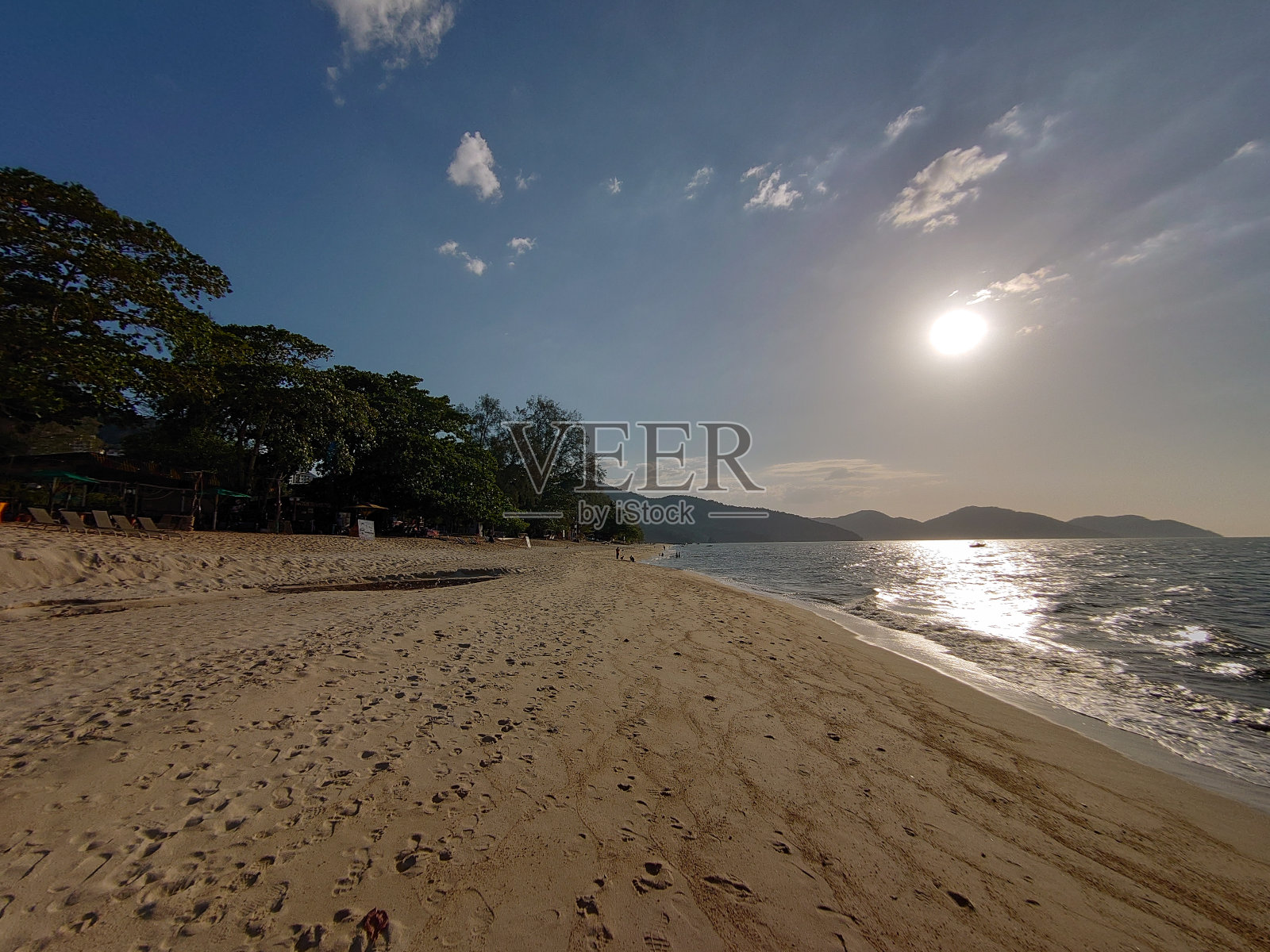 海滩上的日落照片摄影图片