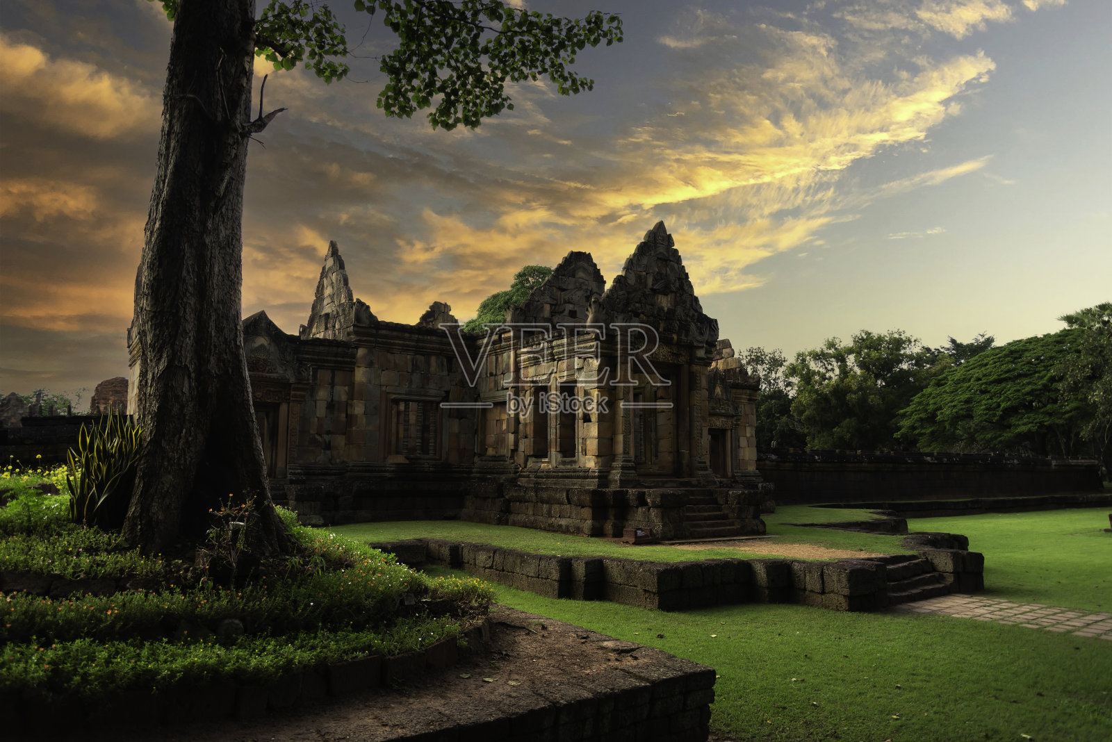 Prasat Muang Tam历史公园是一千年前位于泰国武里拉姆省的城堡岩老建筑照片摄影图片