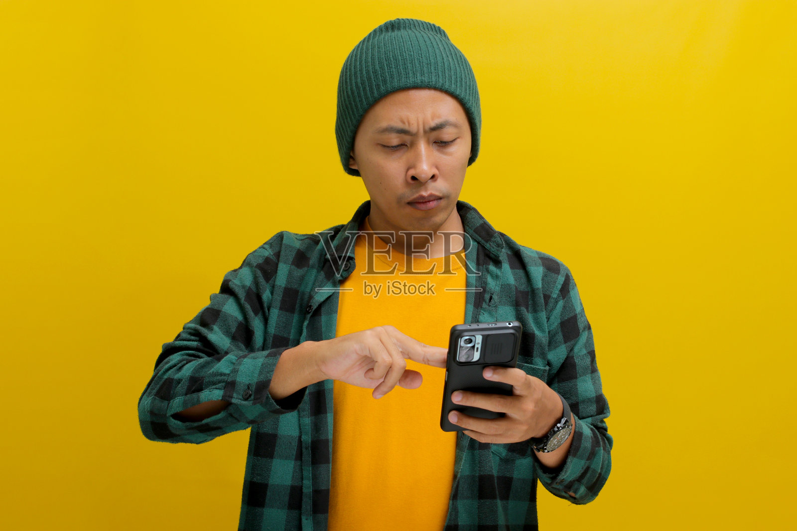 不高兴亚洲男人拿着手机照片摄影图片