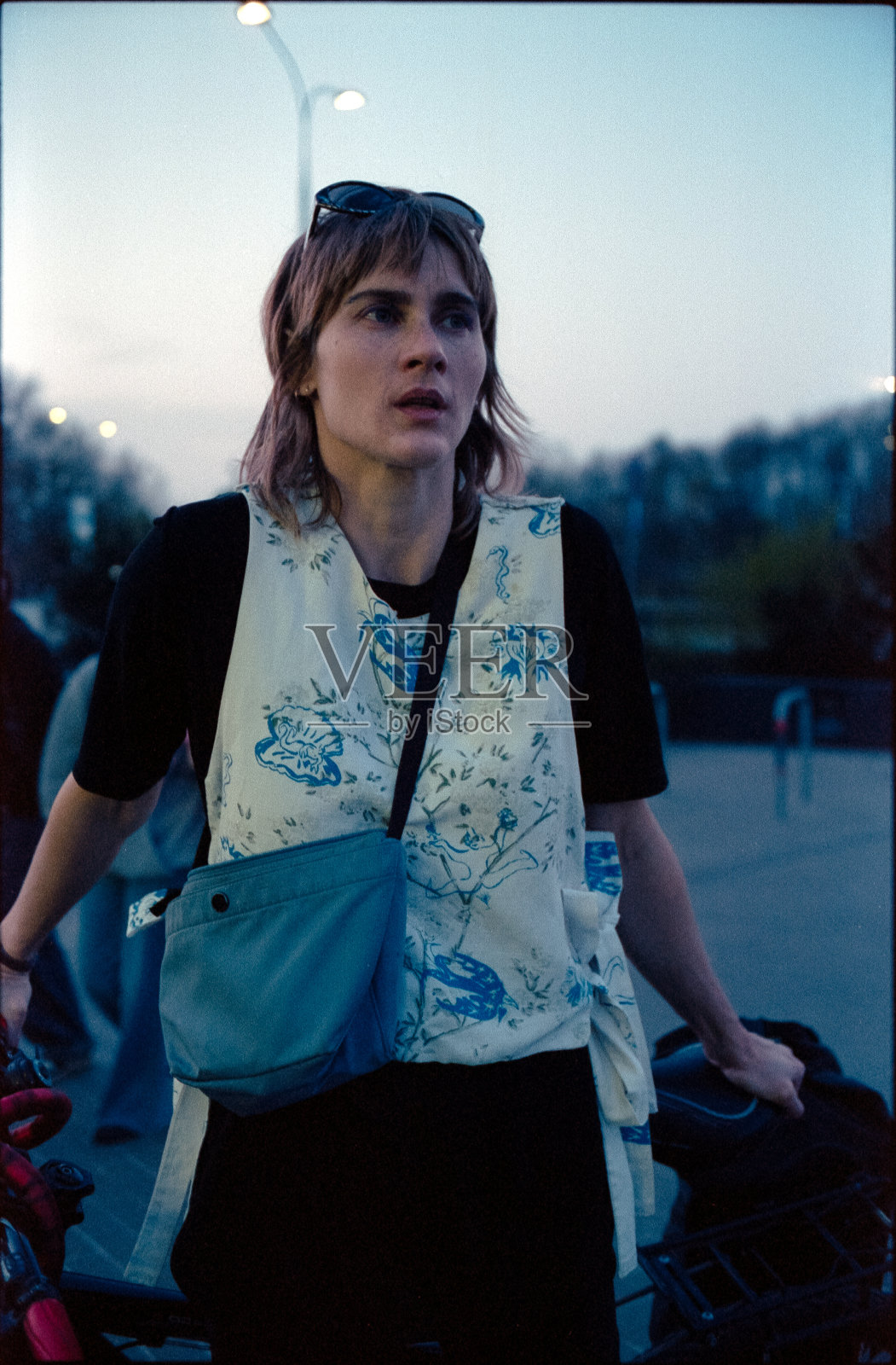 一个女人在傍晚城市的蓝色时刻的肖像照片摄影图片