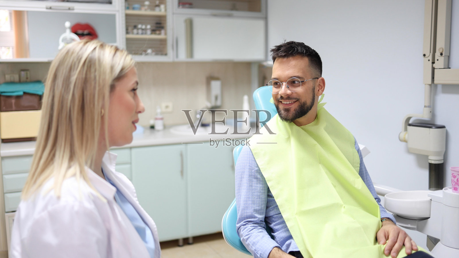 看牙医的快乐年轻人照片摄影图片