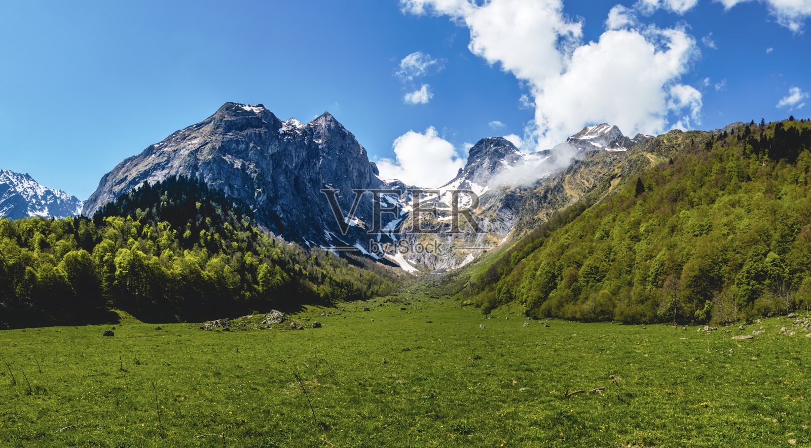 一些山顶有雪的山脉的全景(Artiga de Lin, Vall d'Aran，西班牙)。照片摄影图片