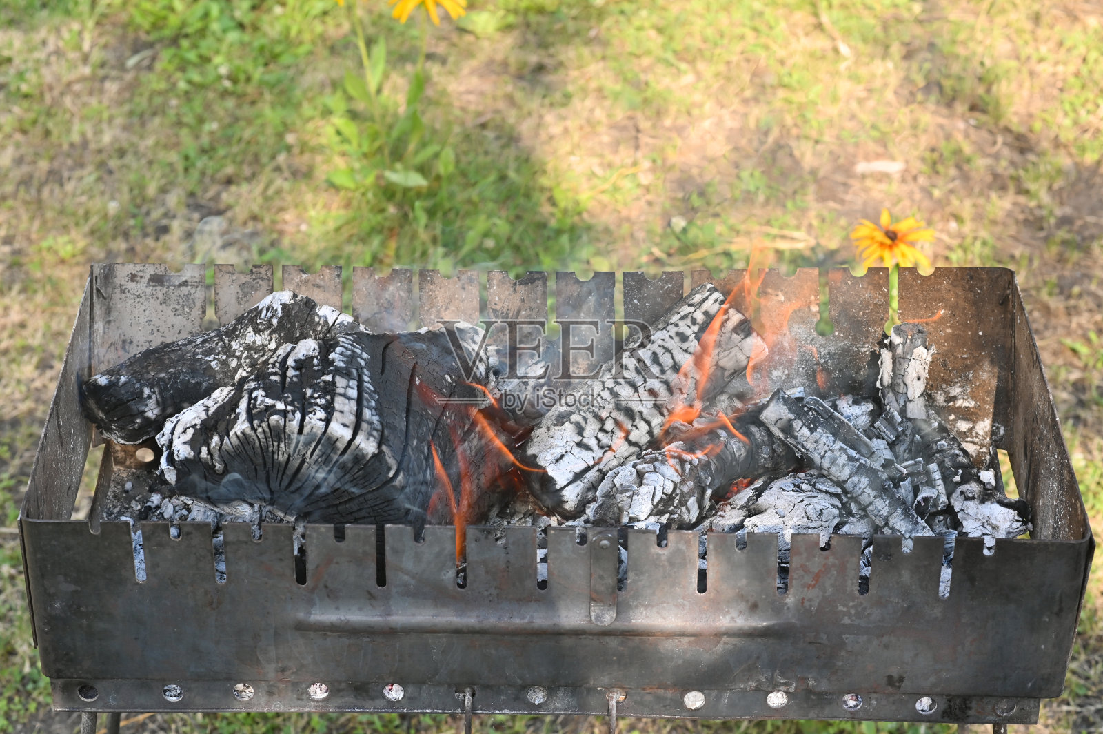 柴火在烤架上燃烧。特写镜头照片摄影图片