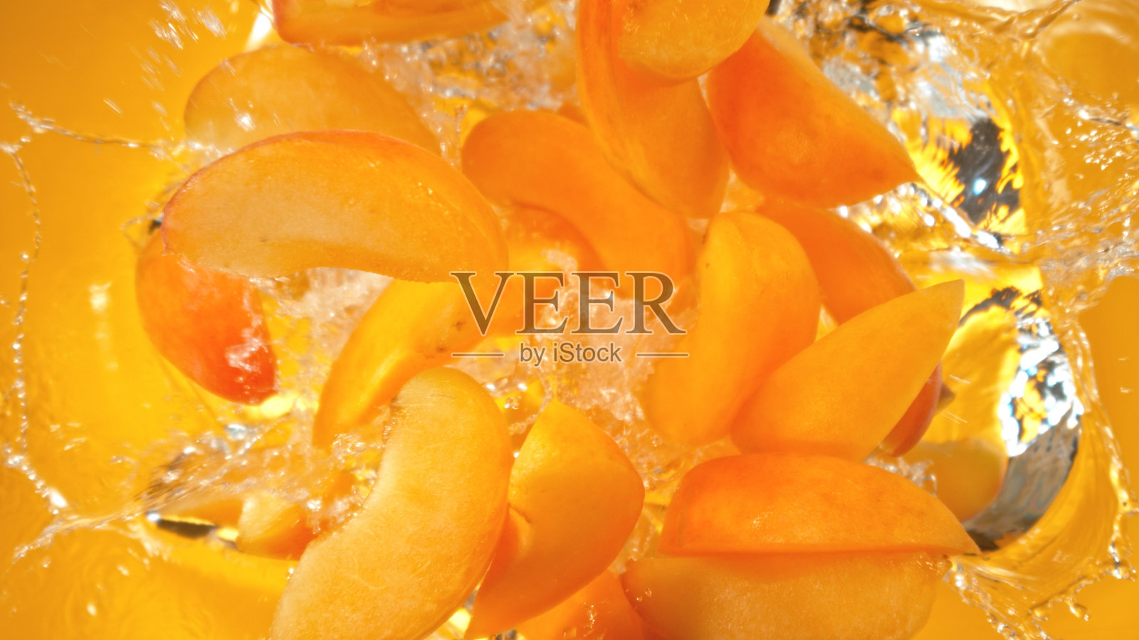 油桃落入水中的冰冻运动照片摄影图片