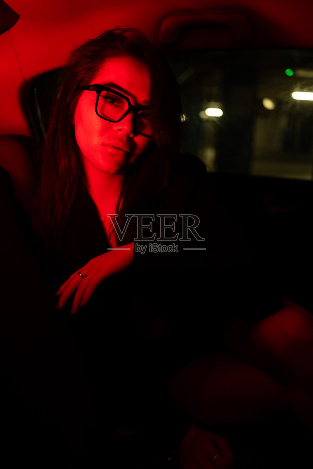 一个年轻女子的夜间肖像照片摄影图片