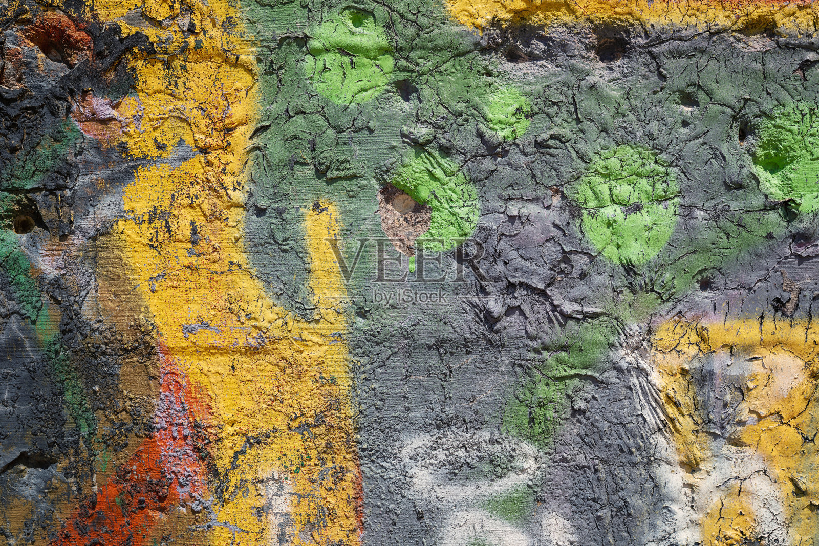 混合颜色滴油漆在旧混凝土墙的背景。自然的画笔笔触和纹理粗糙的水泥照片摄影图片