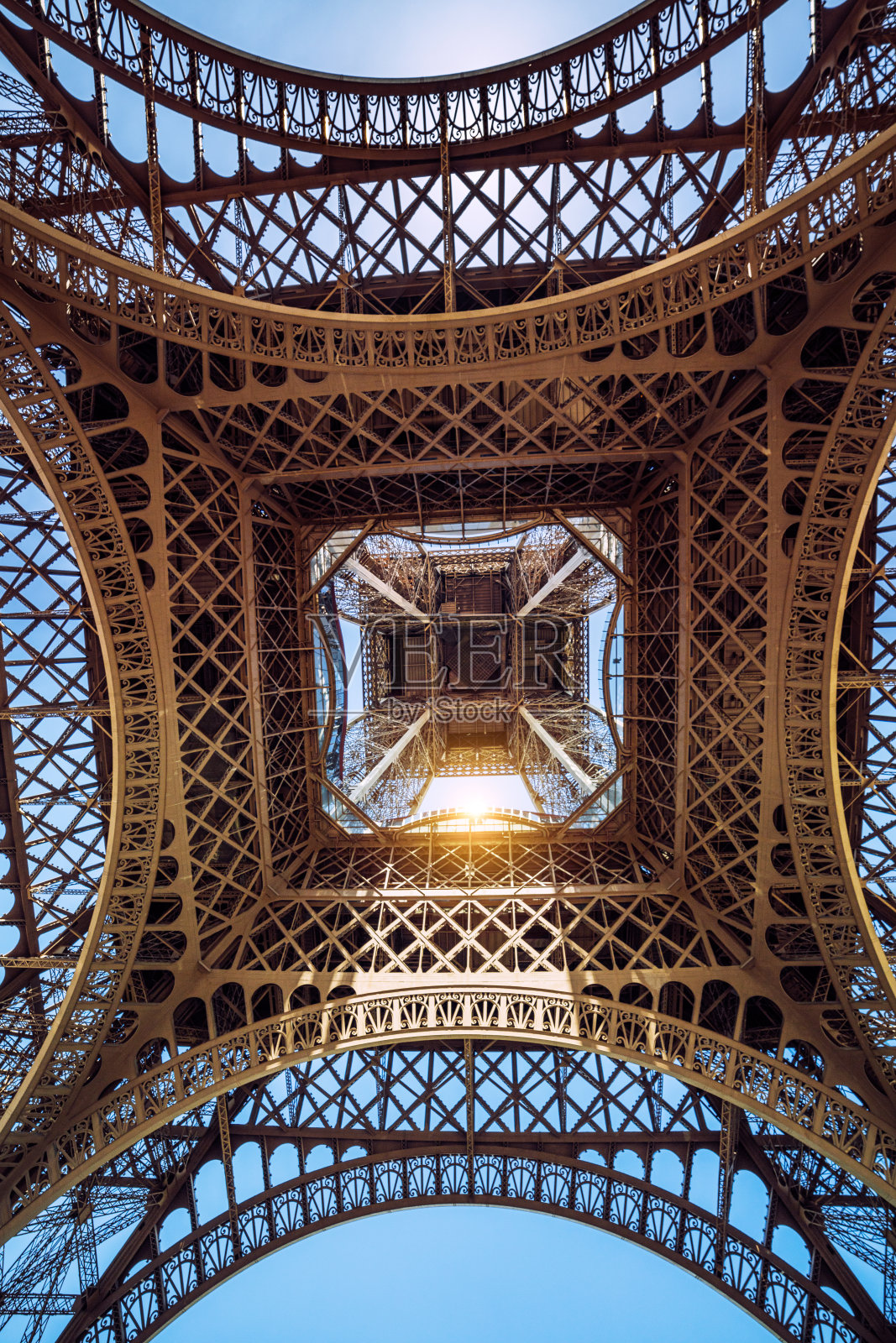 俯瞰埃菲尔铁塔复杂的铁制建筑照片摄影图片