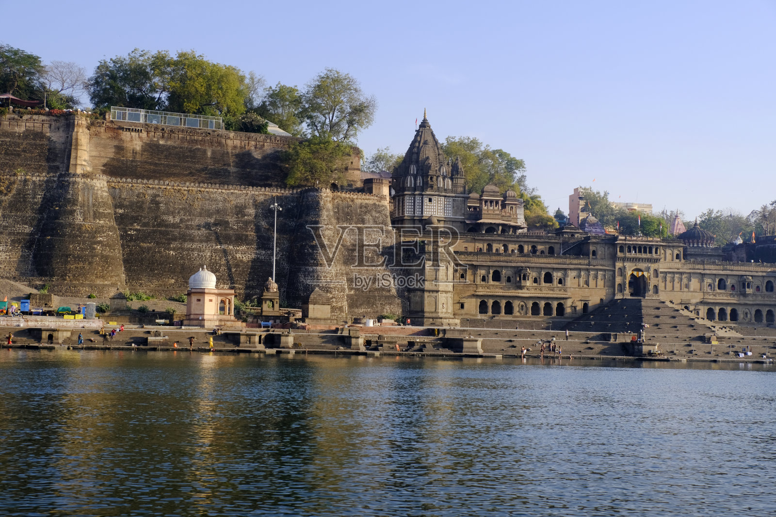 2024年2月24日，印度中央邦风景秀丽的旅游地标Maheshwar fort (Ahilya Devi fort)的外景，外墙上雕刻着美丽的雕塑细节。照片摄影图片