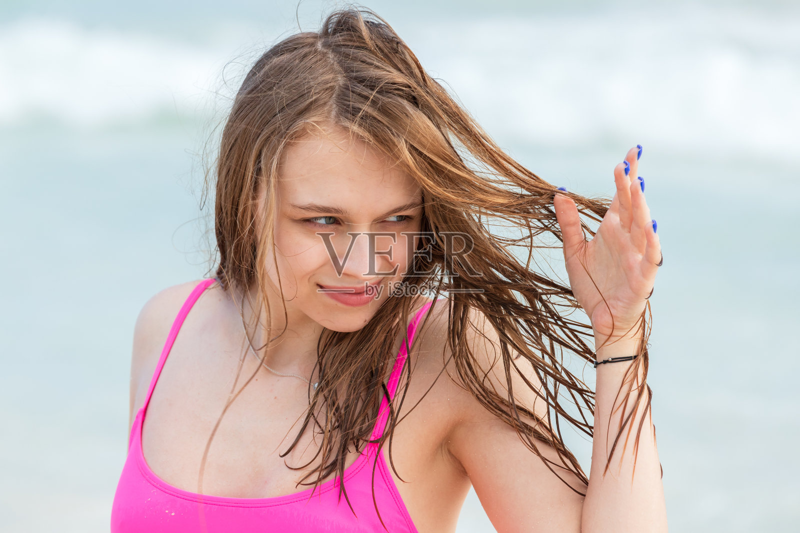 一个漂亮的金发少女的肖像，头发湿漉漉的照片摄影图片