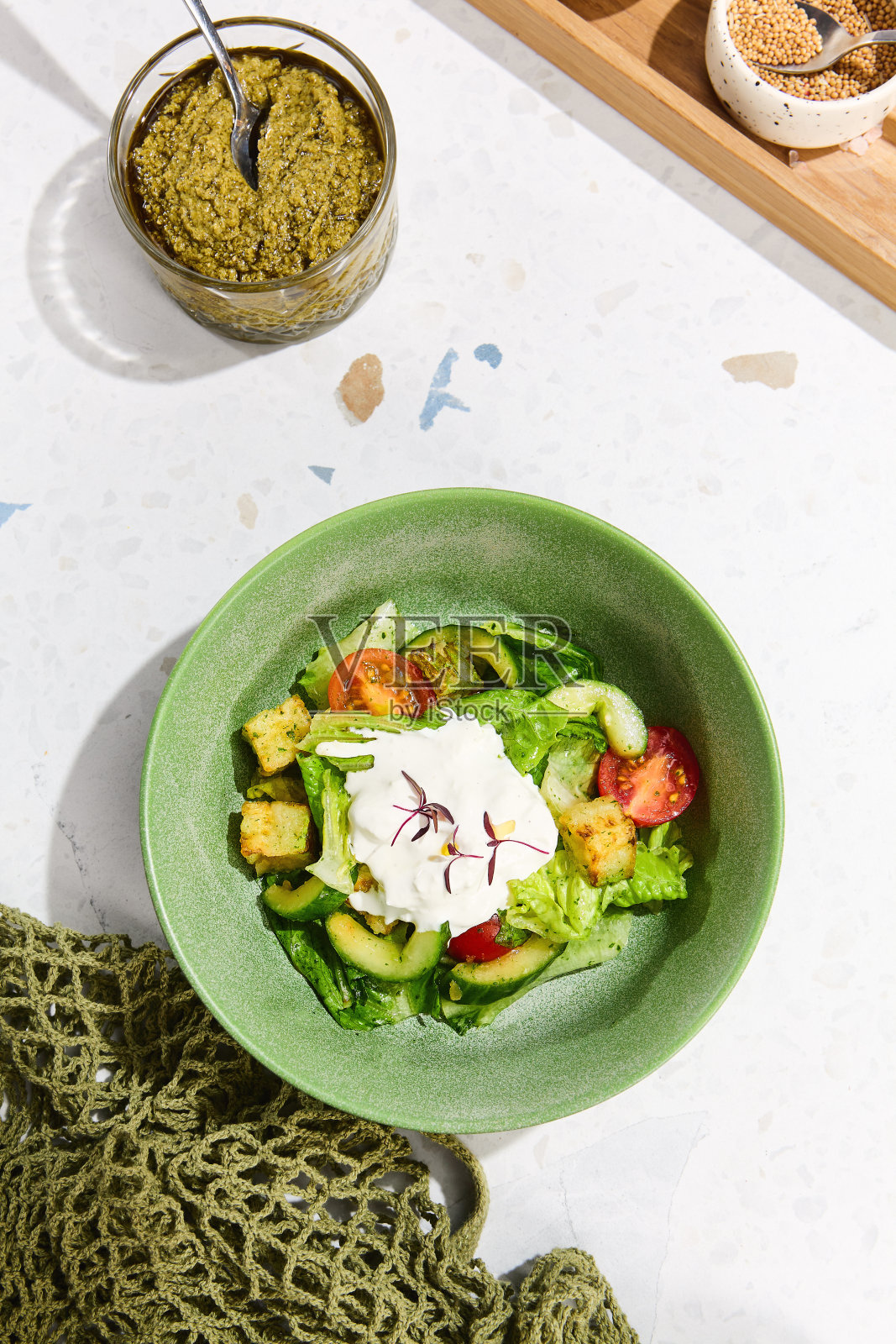 新鲜蔬菜沙拉配香蒜沙司及香蒜沙司照片摄影图片