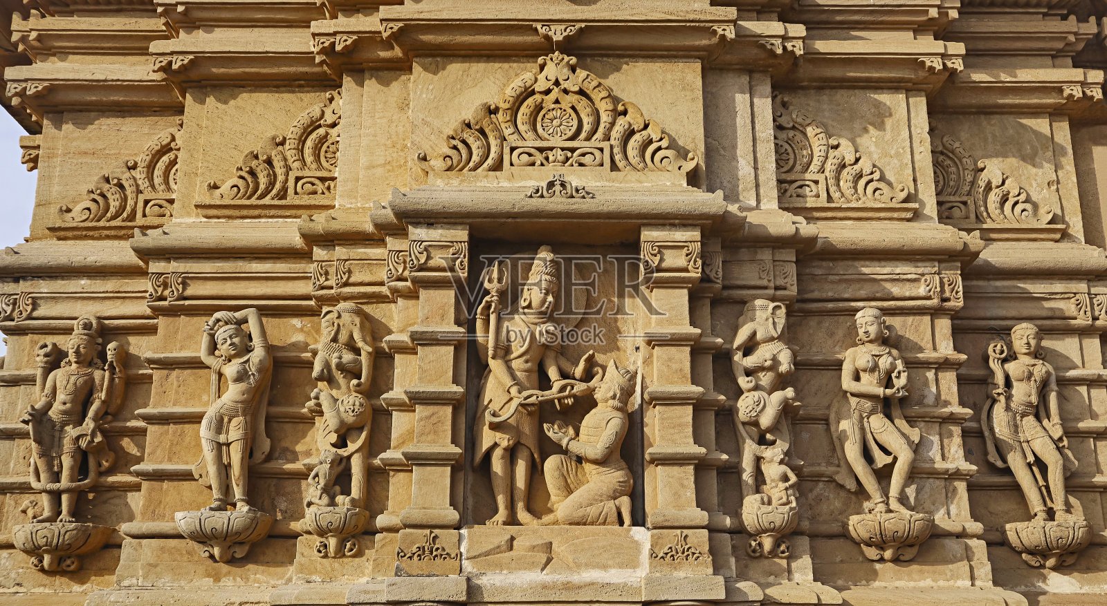 湿婆神向阿尔诸那鞠躬的场景，印度中央邦拉特拉姆的Mangalay寺庙。照片摄影图片
