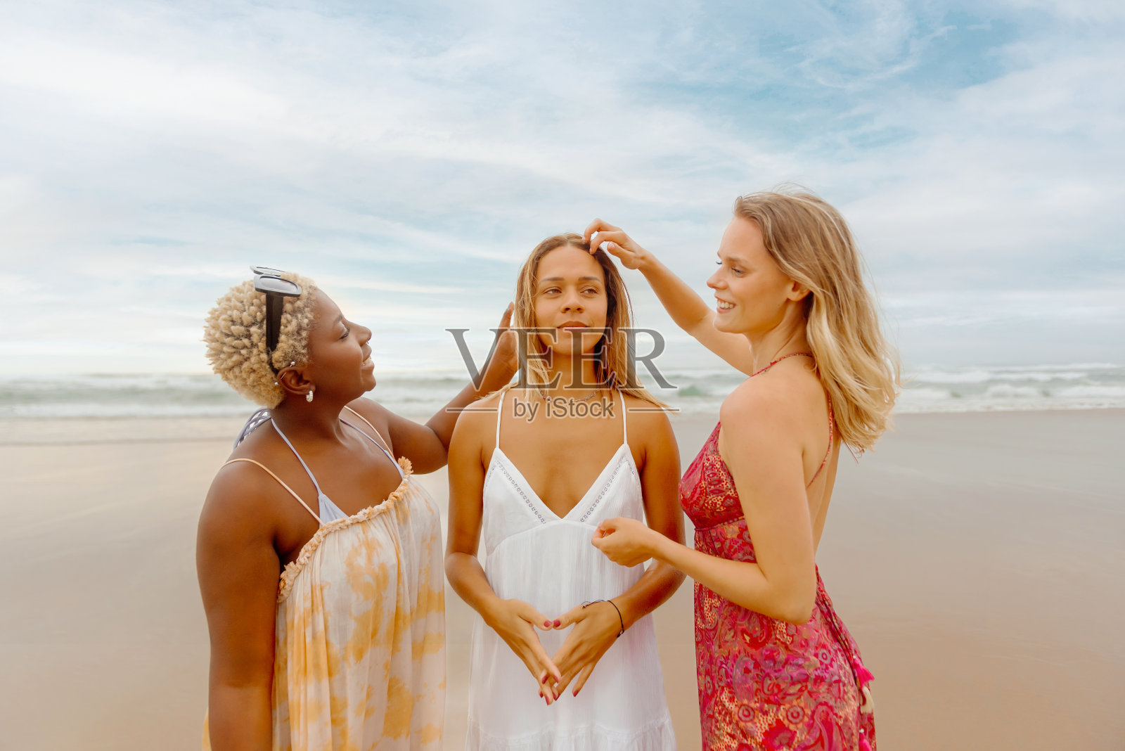 海滩上的年轻女子照片摄影图片