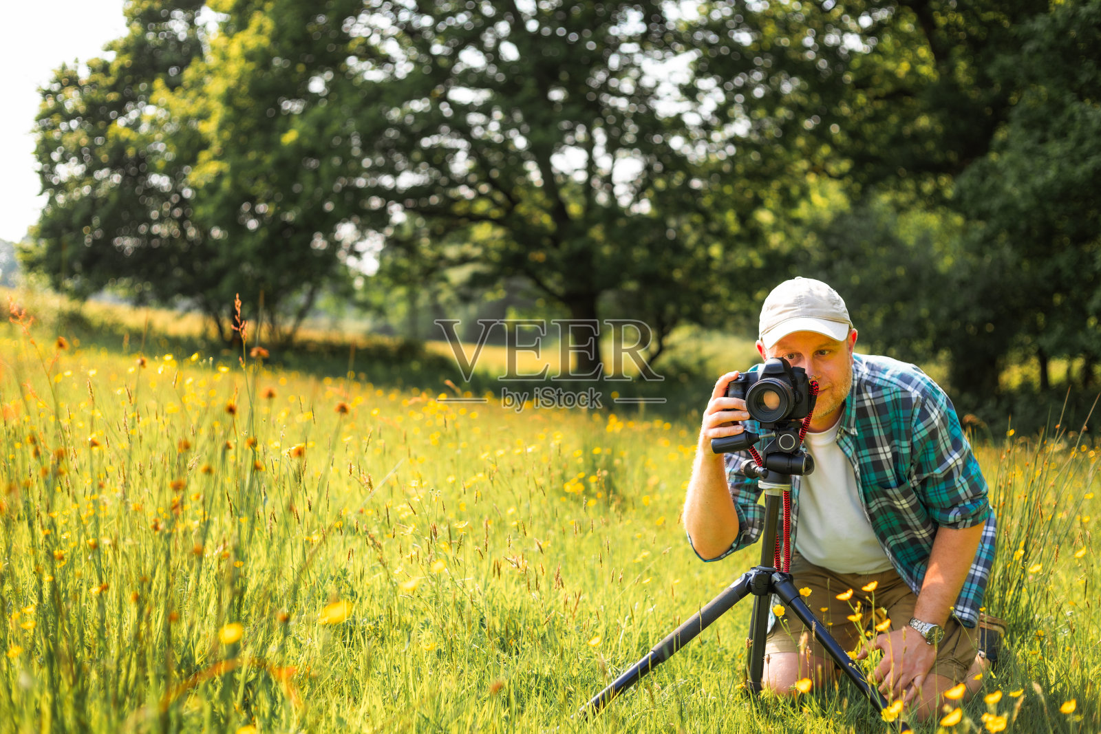 快乐的摄影师在大自然中工作照片摄影图片
