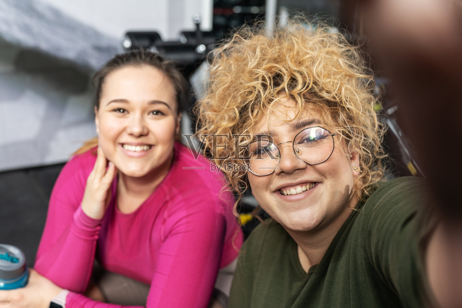 两个美丽、肥胖的女人决心实现她们的目标照片摄影图片