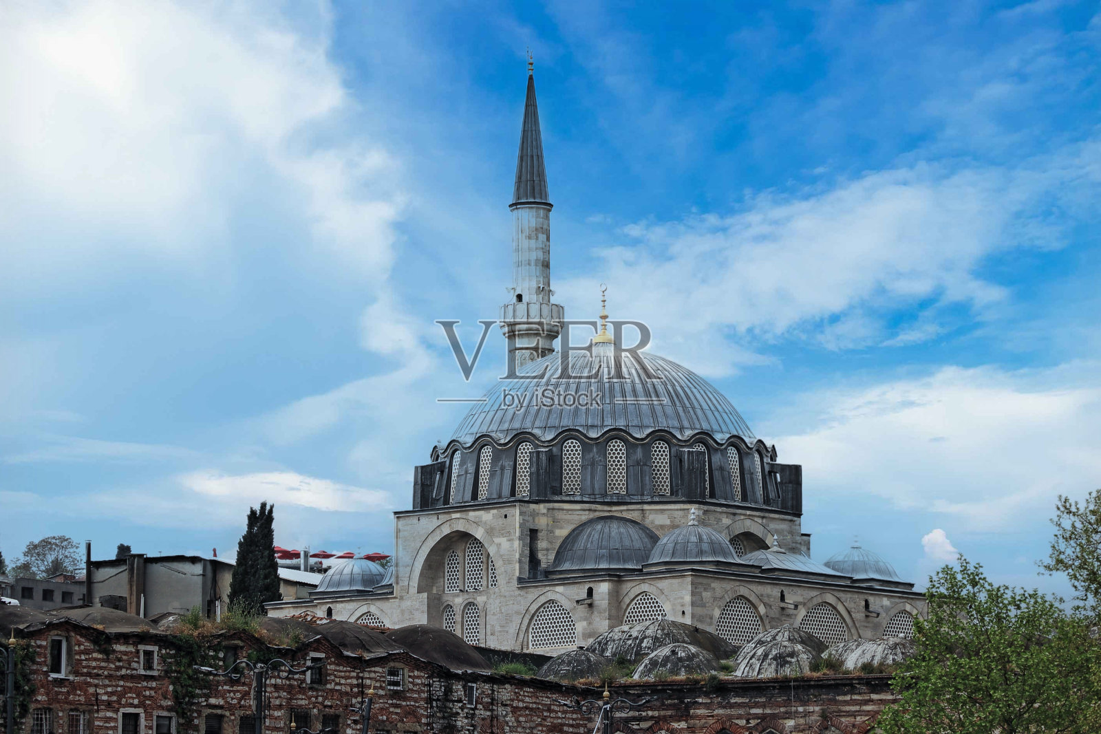 在伊斯坦布尔乘船游览博斯普鲁斯海峡照片摄影图片