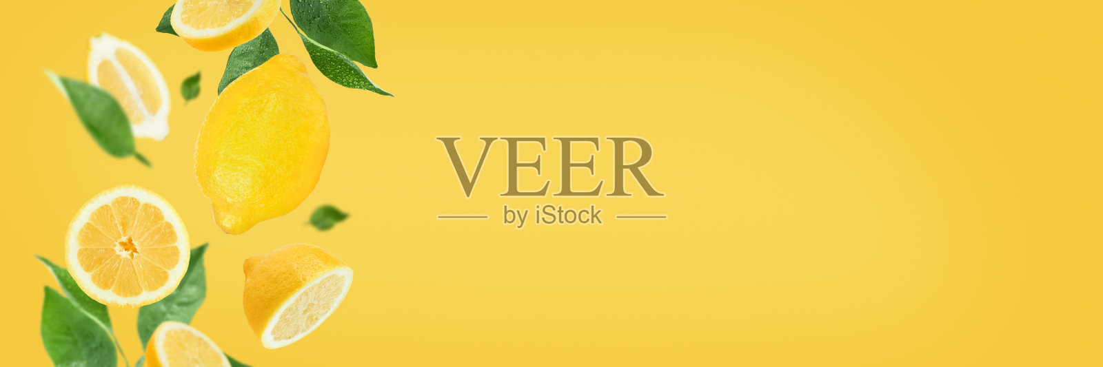 飞舞的柠檬果实和绿叶被隔离在黄色的背景上，为文字留出空间。创意食品概念。柠檬片。夏日简约明亮的水果背景。照片摄影图片