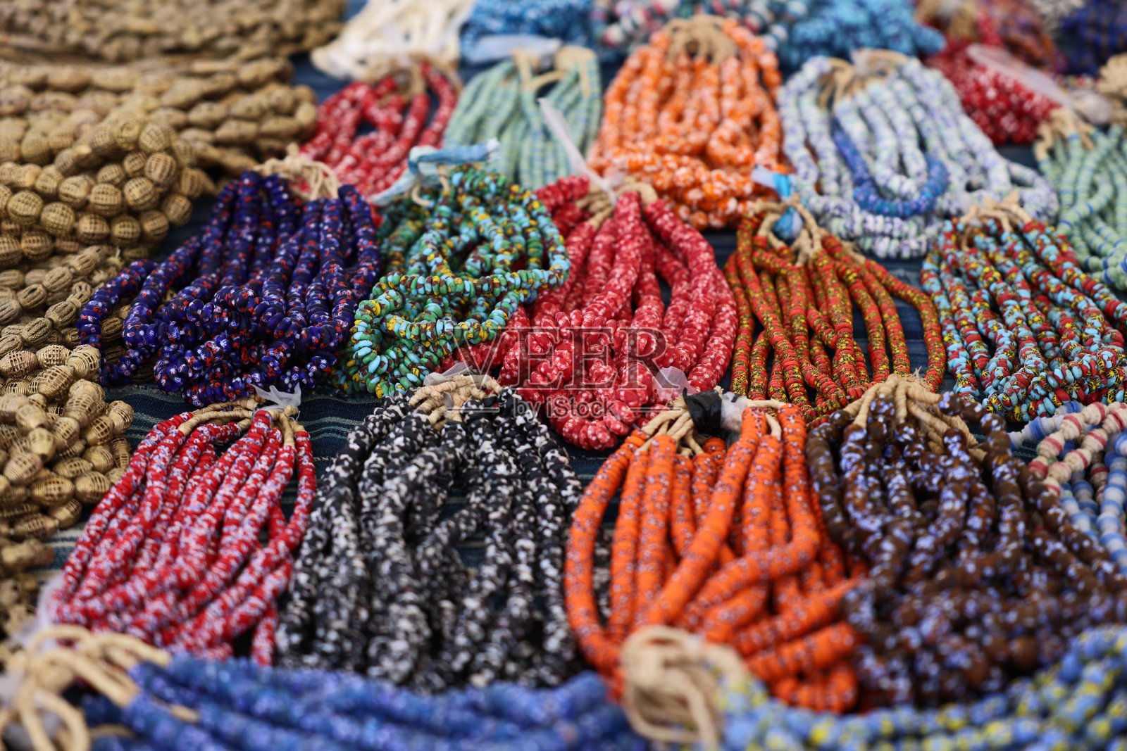 丰富的明亮和充满活力的彩色珠子照片摄影图片