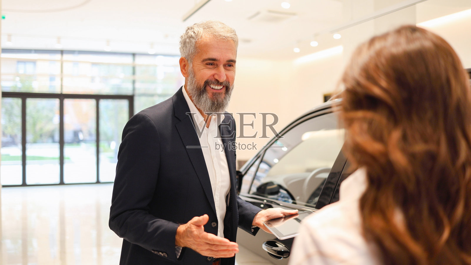 喜欢销售汽车的成熟推销员照片摄影图片