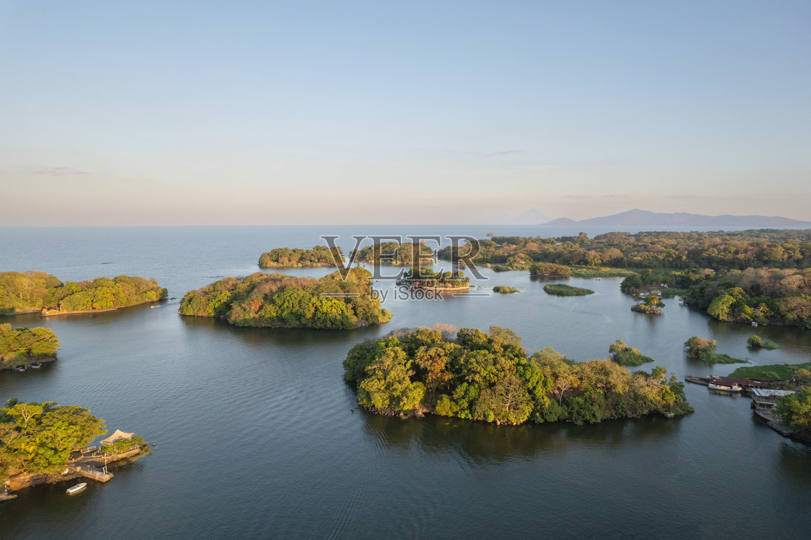 湖岸景观与山火山背景照片摄影图片