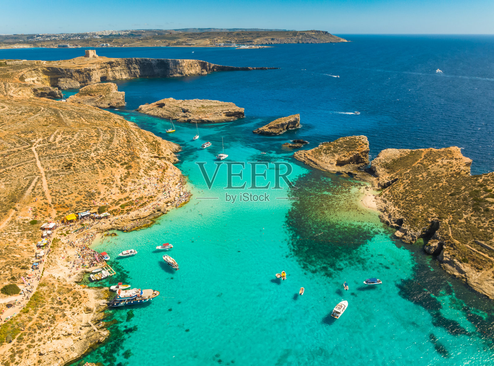 蓝色泻湖上的船。科米诺岛，马耳他岛的一部分照片摄影图片