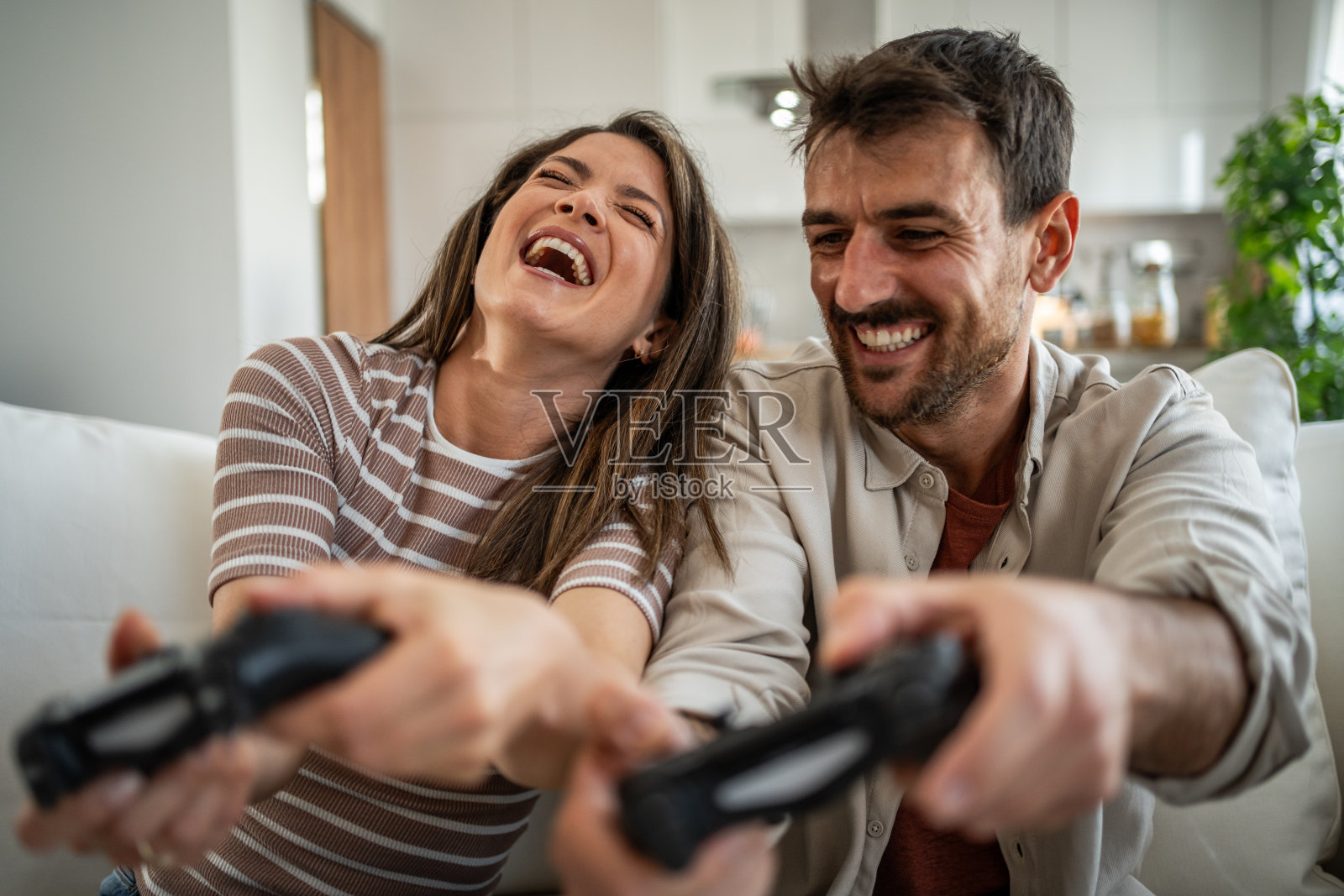 我们在新主机上享受着电子游戏，心里觉得很幼稚照片摄影图片