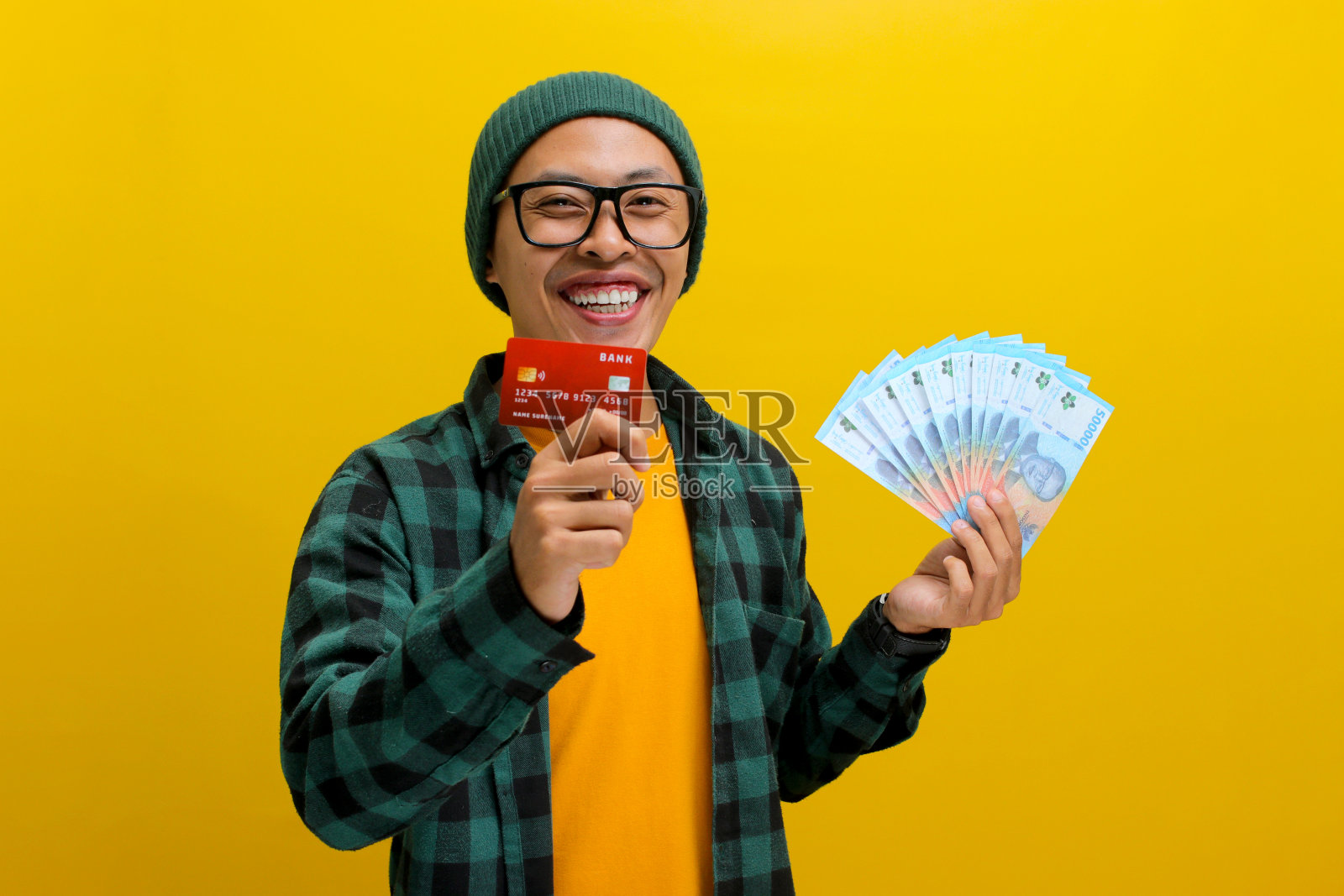 有信用卡和现金的人照片摄影图片