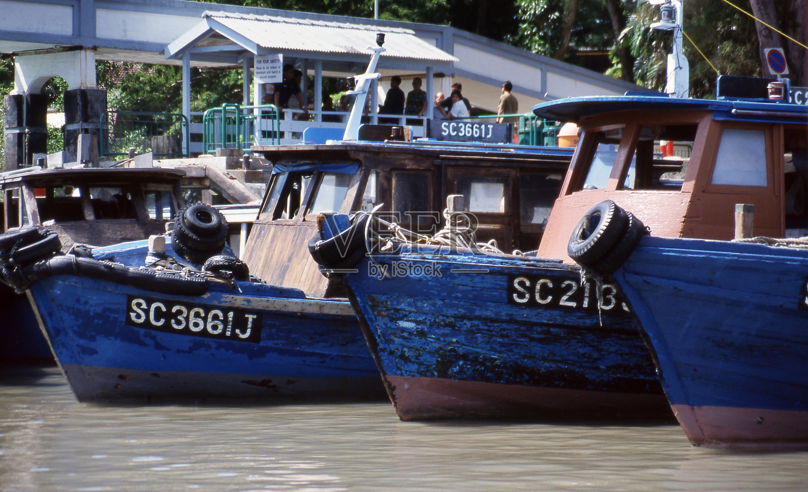 从樟宜码头到乌宾岛的渡轮照片摄影图片