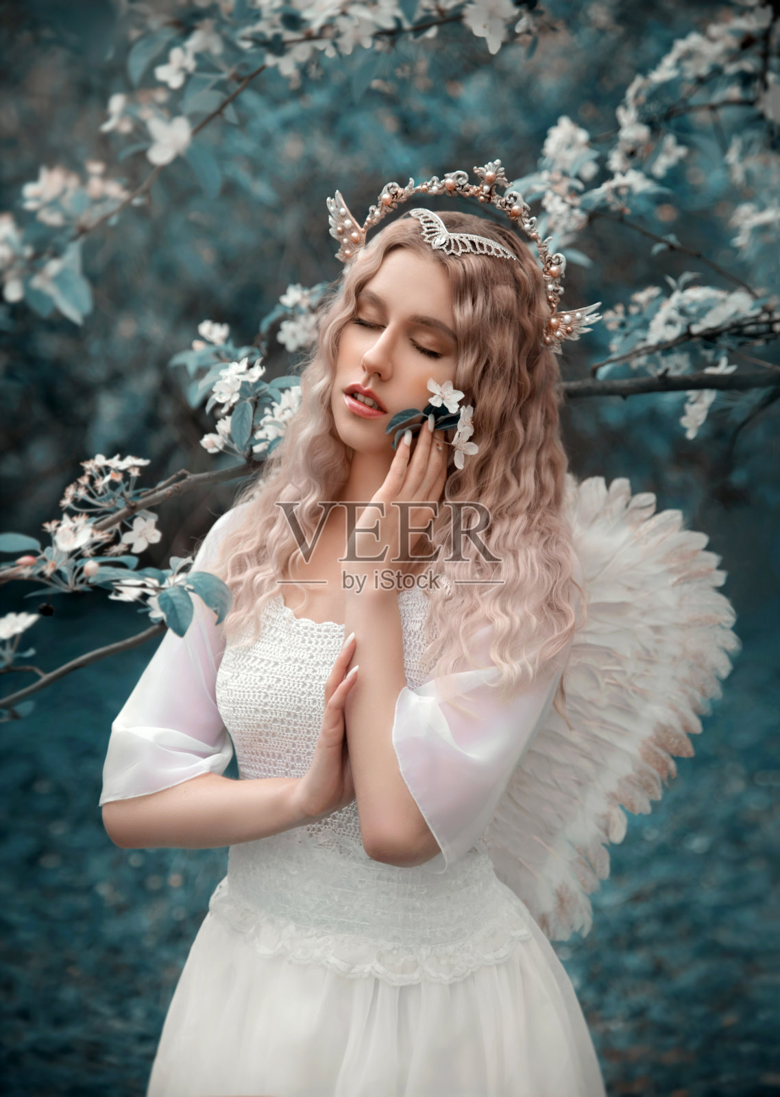 大自然中的女天使照片摄影图片