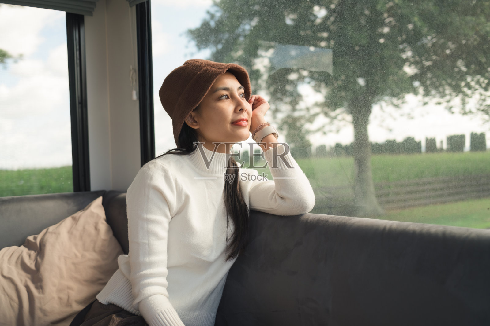 快乐的亚洲女人在房车里欣赏风景照片摄影图片