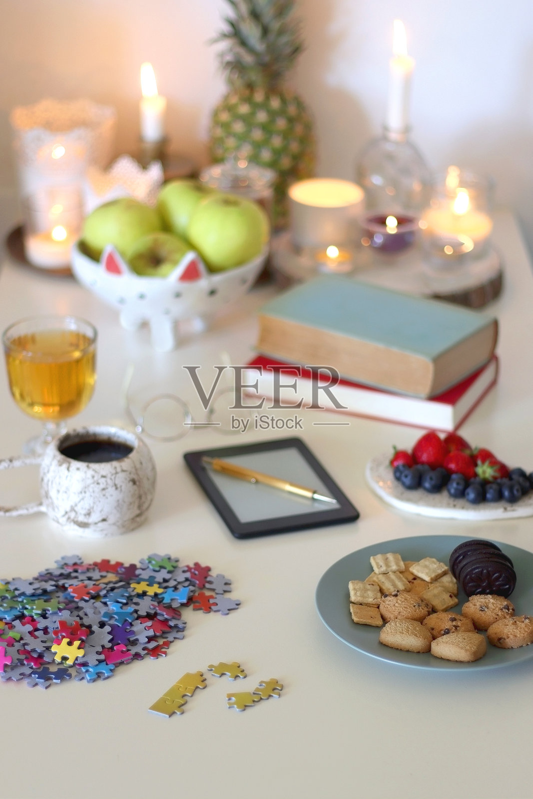 拼图，书籍，零食，饮料和蜡烛照片摄影图片