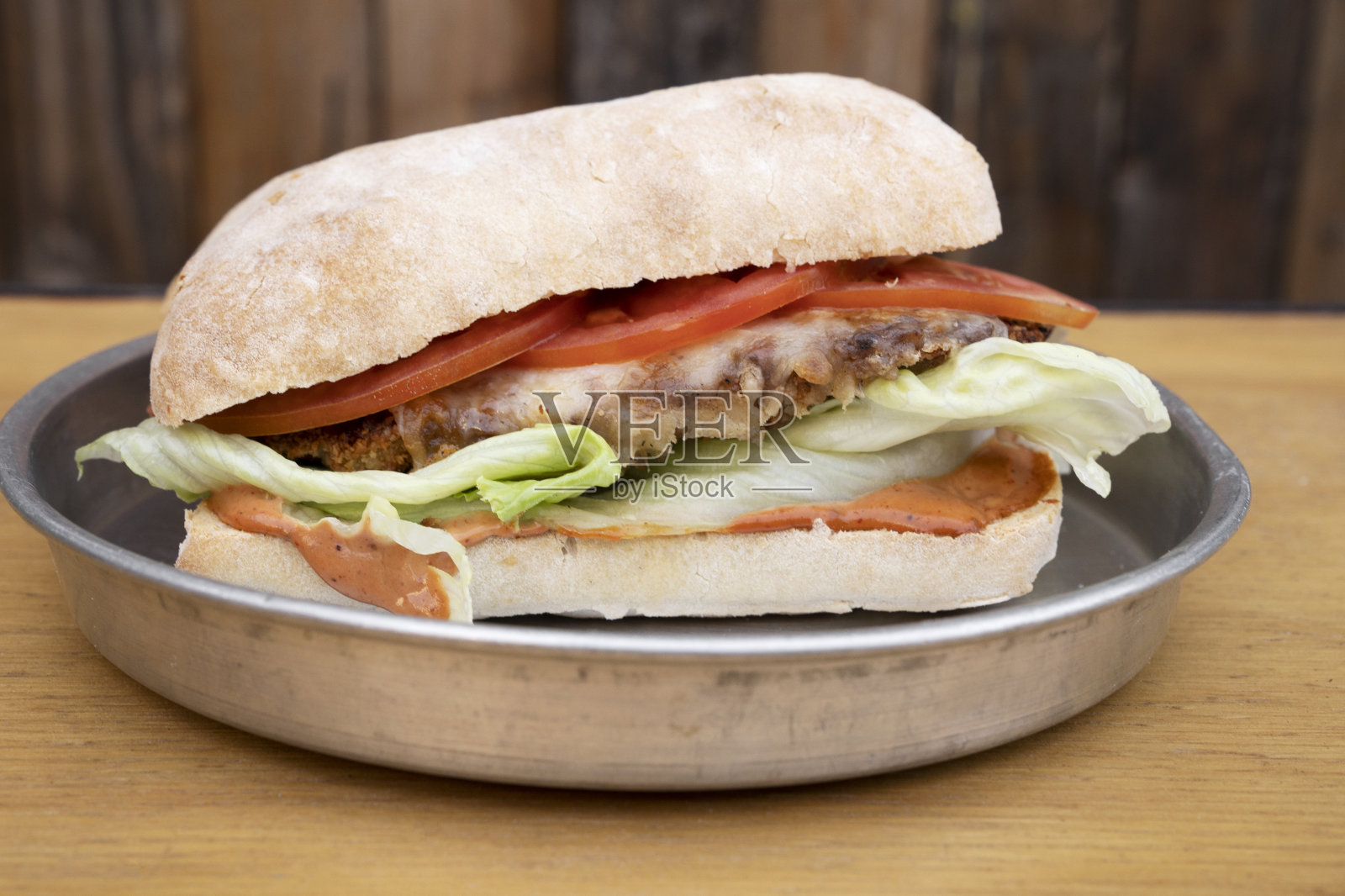 美味的素食三明治配上质朴的木质背景照片摄影图片