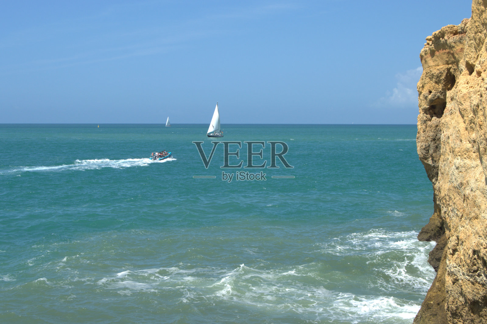 在卡沃埃罗悬崖附近航行的船只照片摄影图片