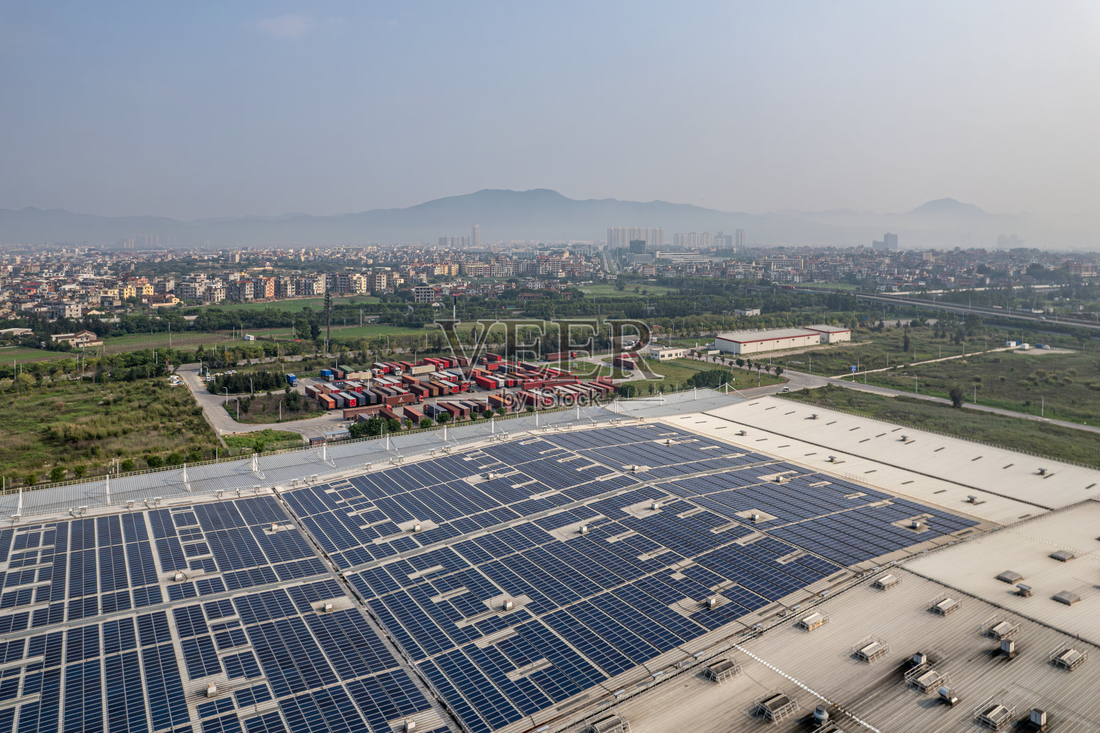 一座工厂的鸟瞰图，厂房内安装了太阳能发电设备照片摄影图片