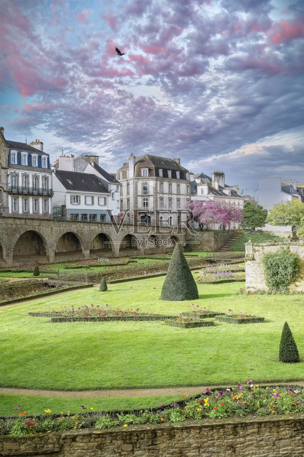 瓦纳，布列塔尼美丽的城市，城墙花园中古老的半木结构房屋照片摄影图片