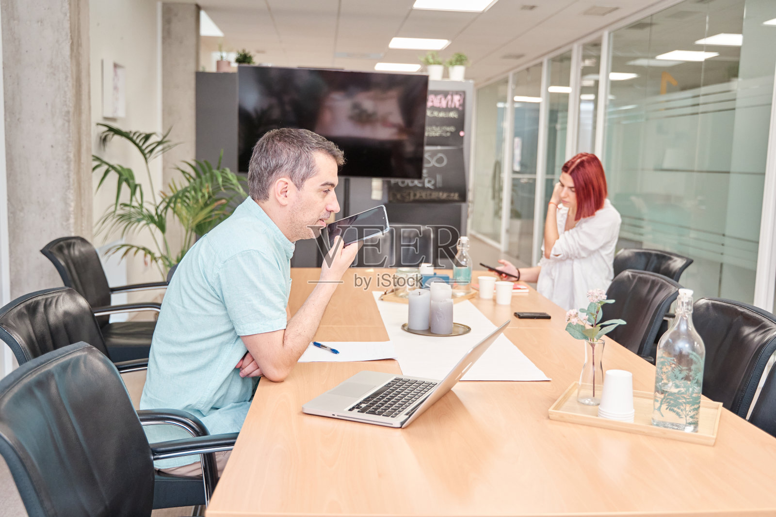 商务人士在办公室使用他们的笔记本电脑。创业的年轻夫妇照片摄影图片