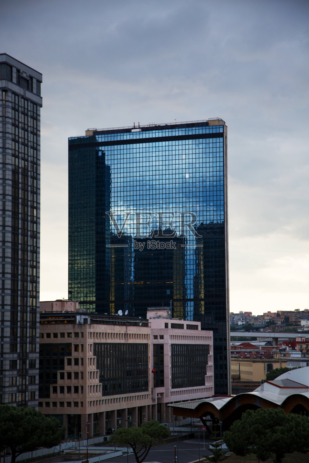 那不勒斯白天云层中的反光摩天大楼照片摄影图片