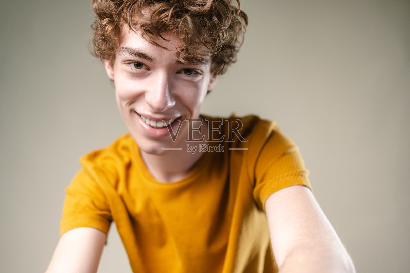 工作室肖像的Z一代时尚模特穿着橙色t恤照片摄影图片