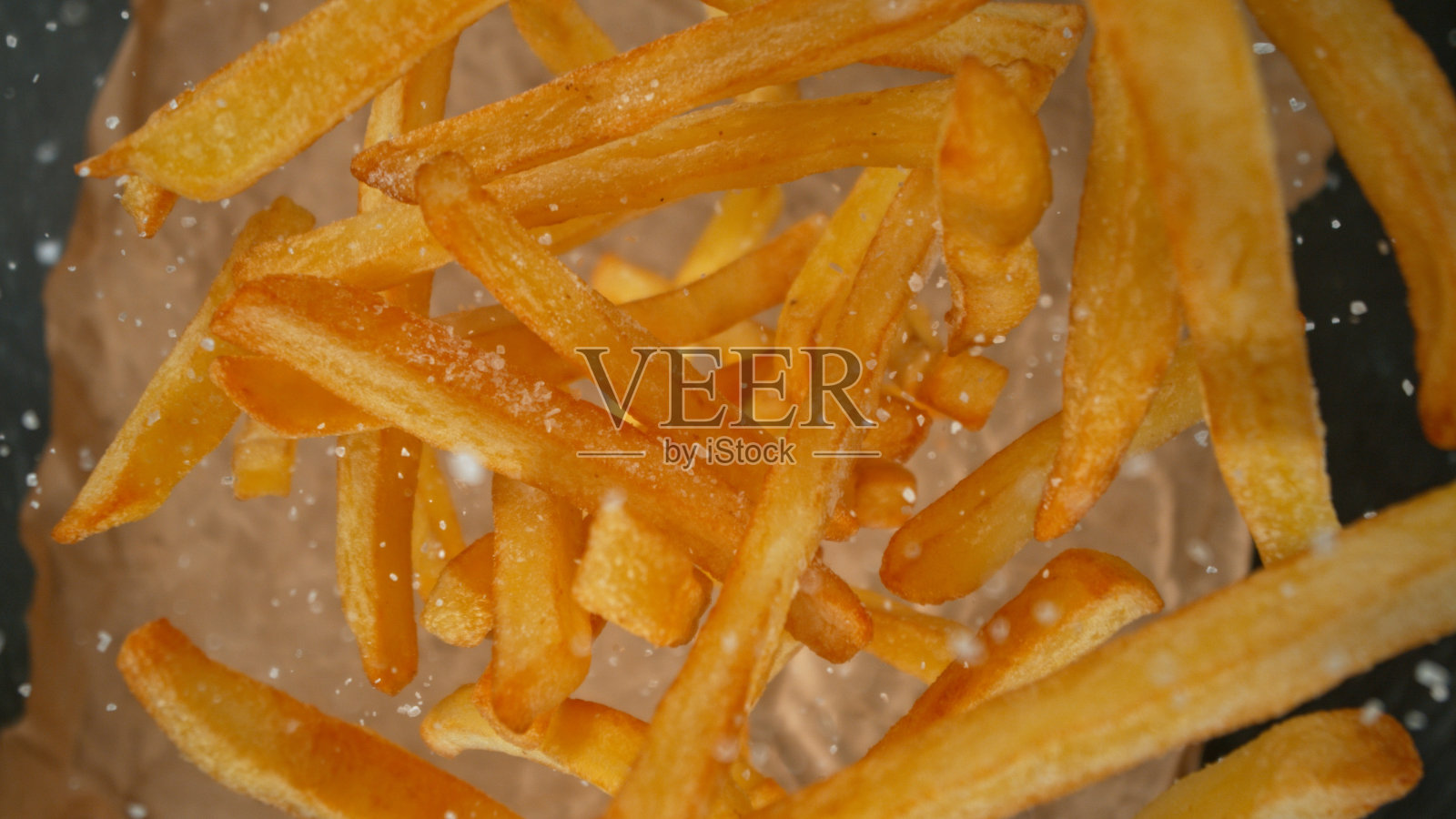 炸薯条下落时的冻结动作照片摄影图片