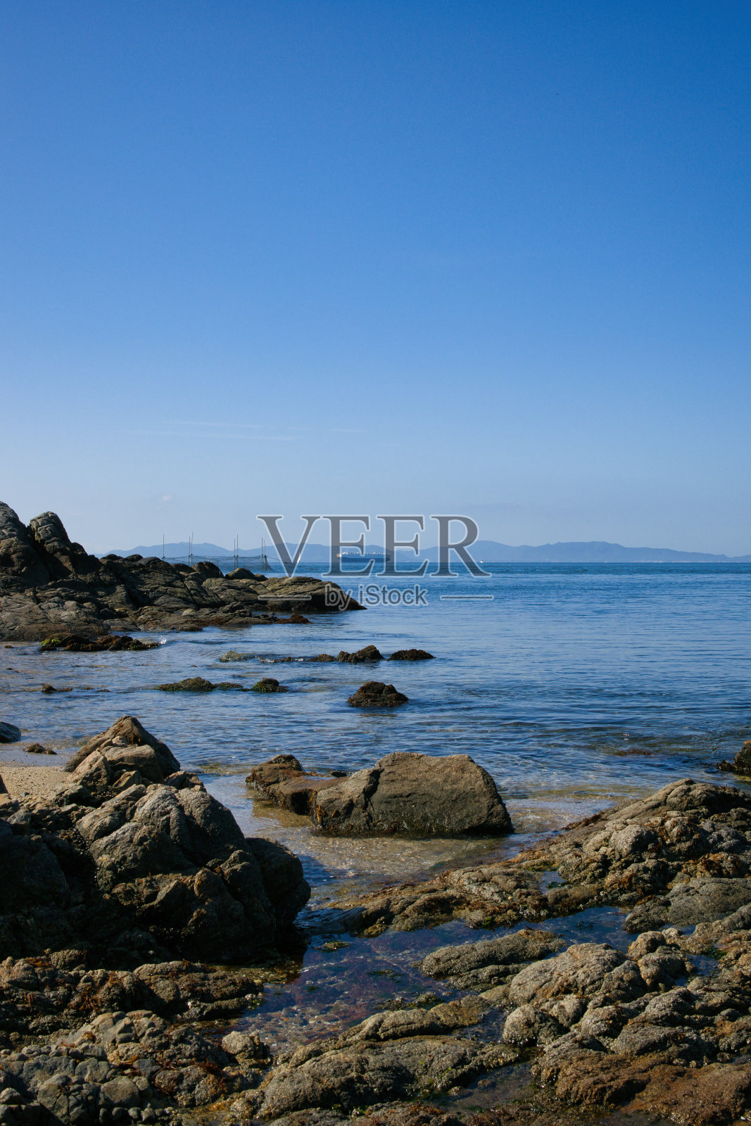 湛蓝的大海和岩石潮池照片摄影图片