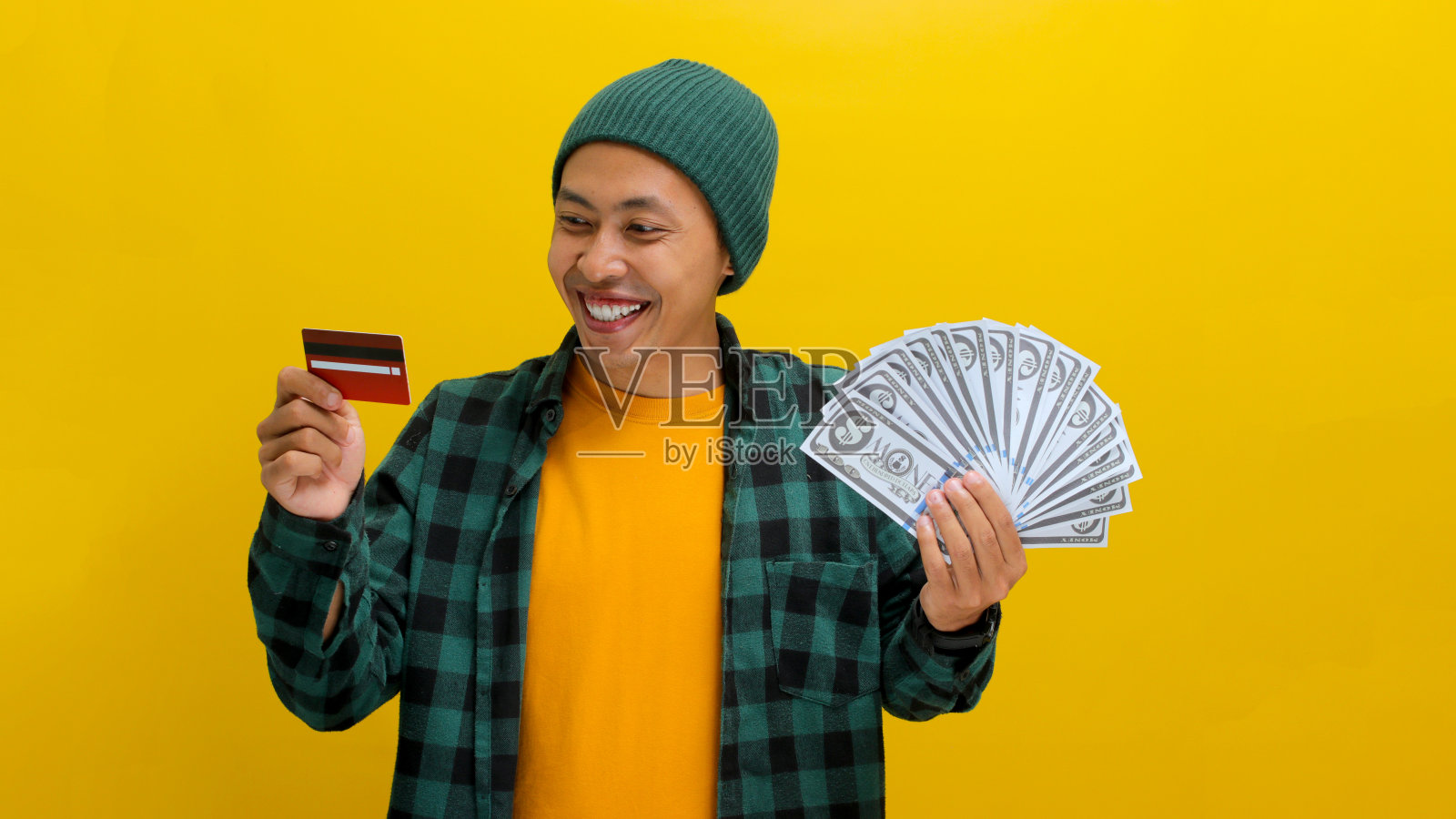 有信用卡和现金的人照片摄影图片