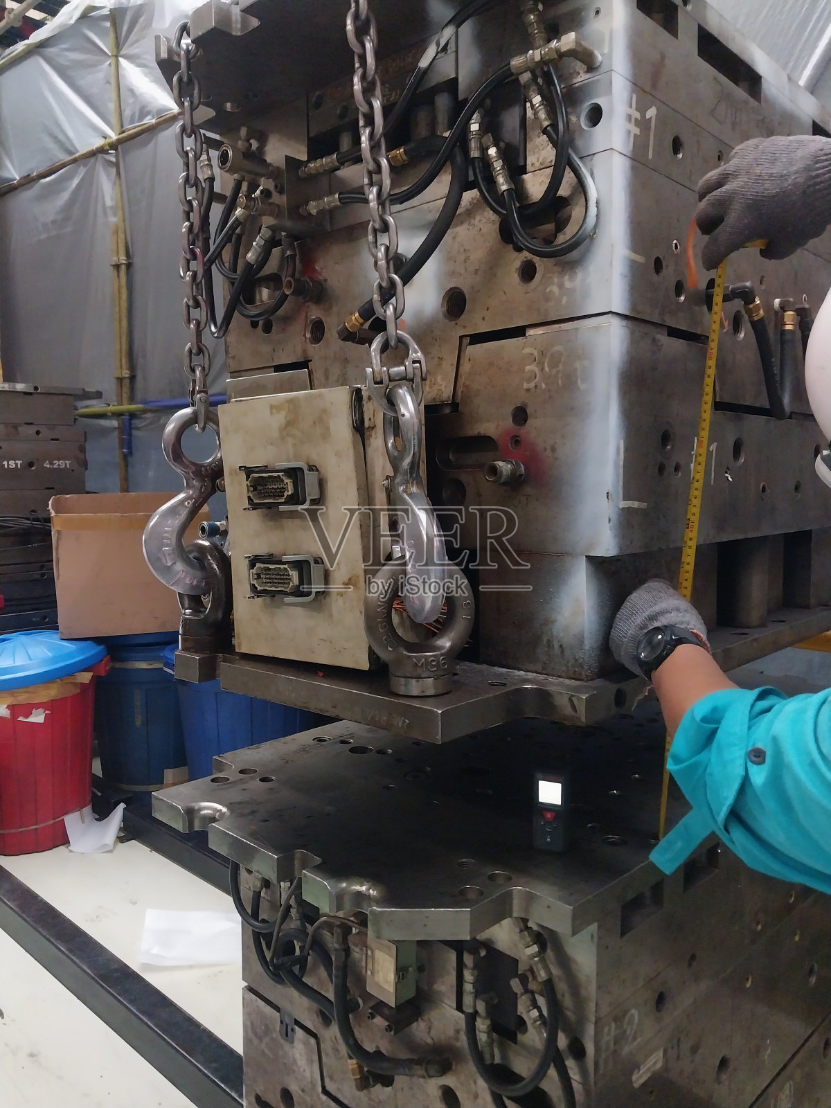 工程师正在检查吊钩是否安全照片摄影图片